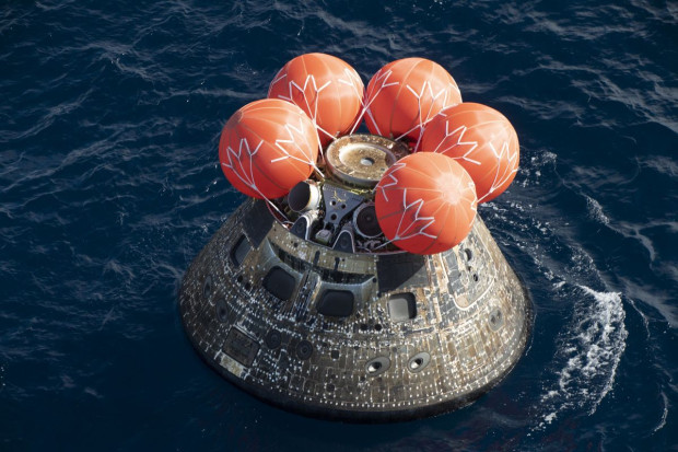 Астронавтите от Artemis II се завърнаха успешно на Земята!