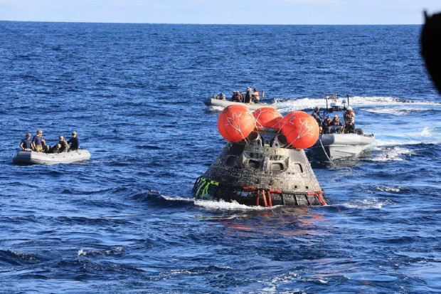 Всички астронавти са вън от капсулата на Orion и бяха откарани за медицински прегледи